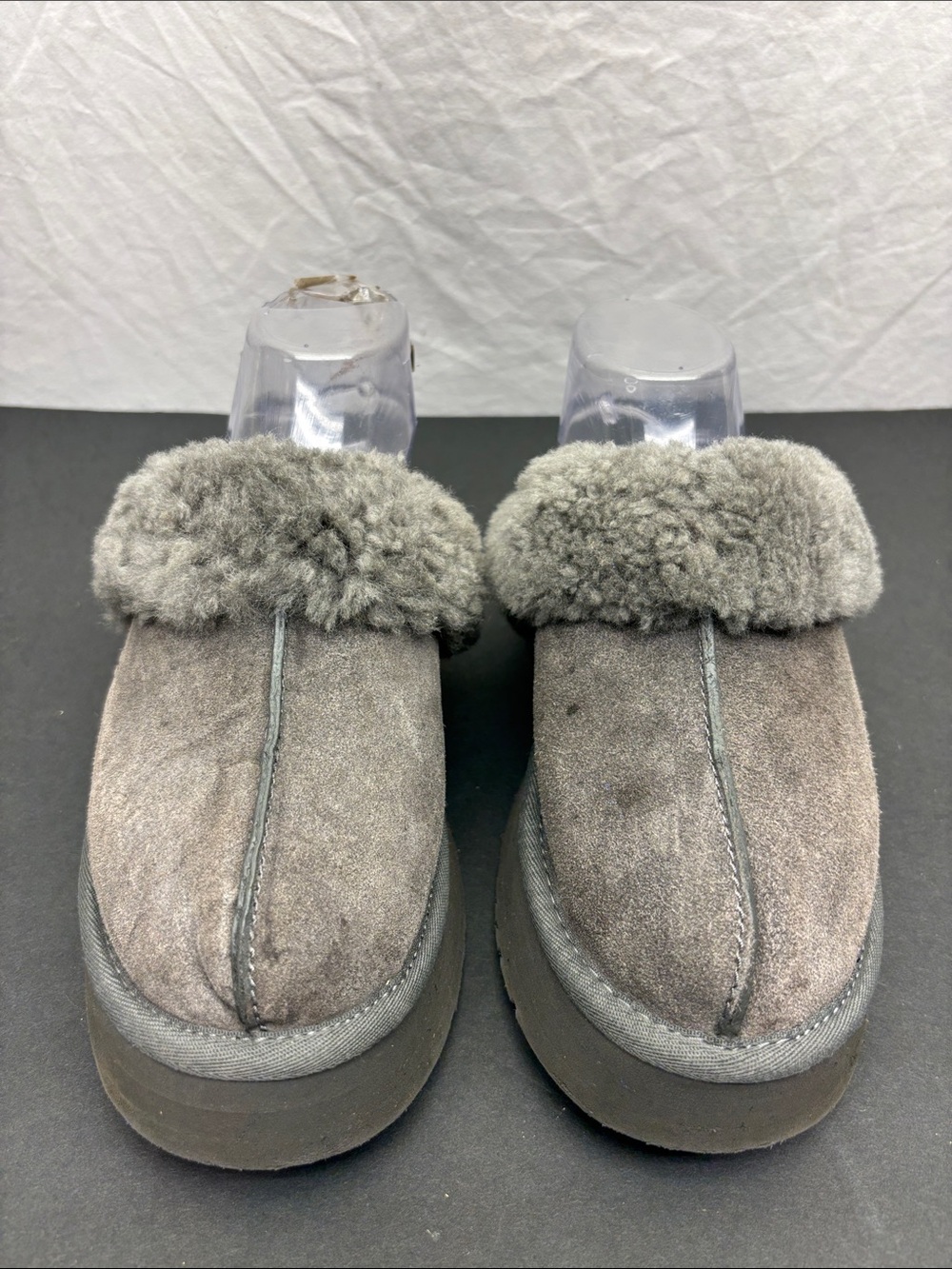 Ugg platform slippers women’s SZ 7, box 47